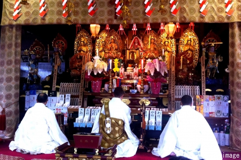 寺院で祈祷する僧侶（行者）image