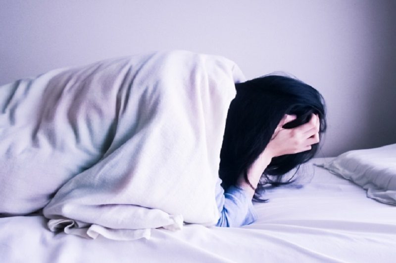 落ち込む女性