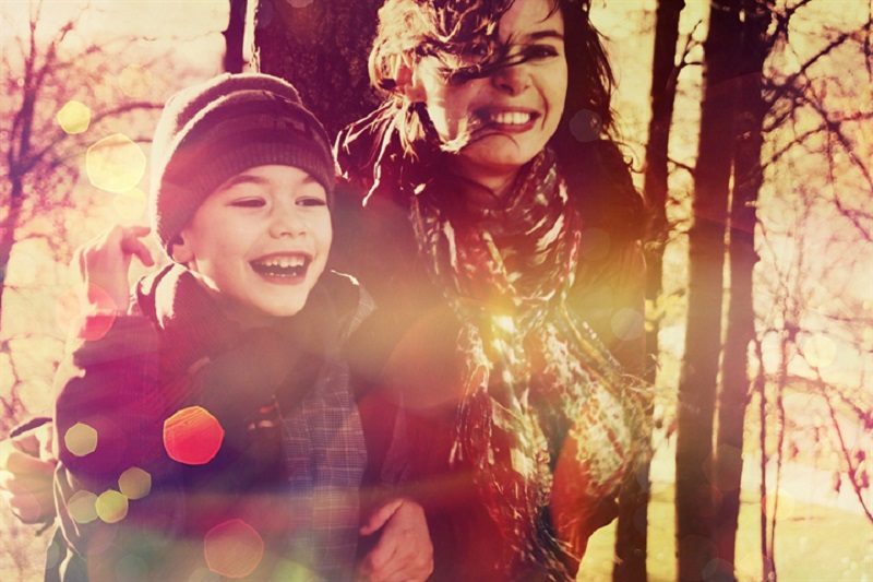 喜ぶ親子（母と子）