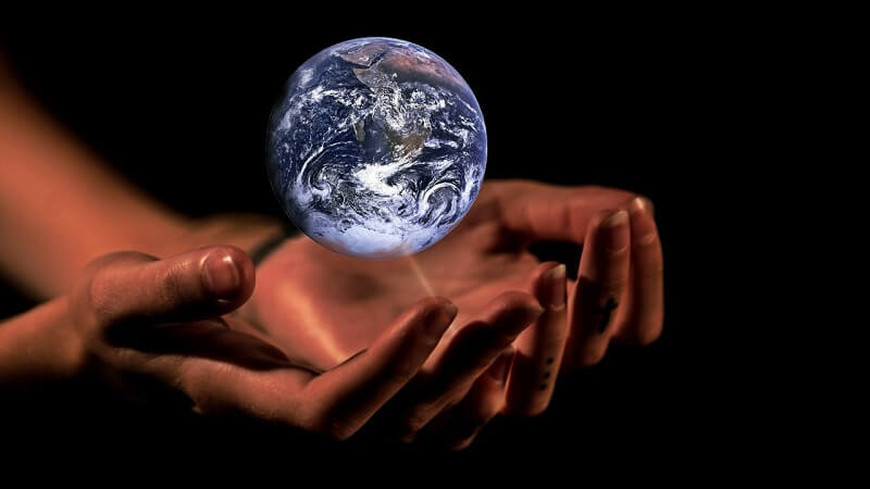 手と地球