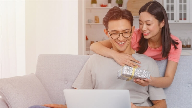 男性にプレゼントを渡す女性