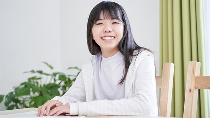 リビングで笑顔の日本人女子中学生