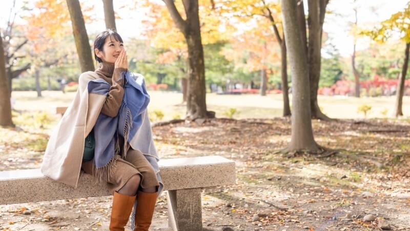 秋の訪れを感じる女性