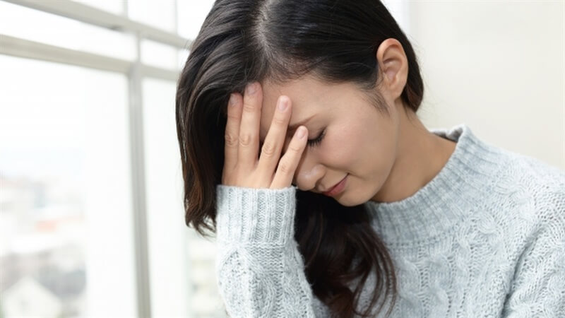不安で憂鬱な表情の女性