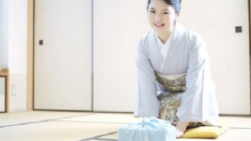 礼儀作法・礼を尽くす着物女性