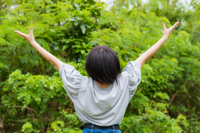 両手を広げる女性
