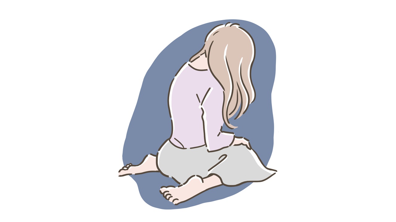 座って落ち込む女性